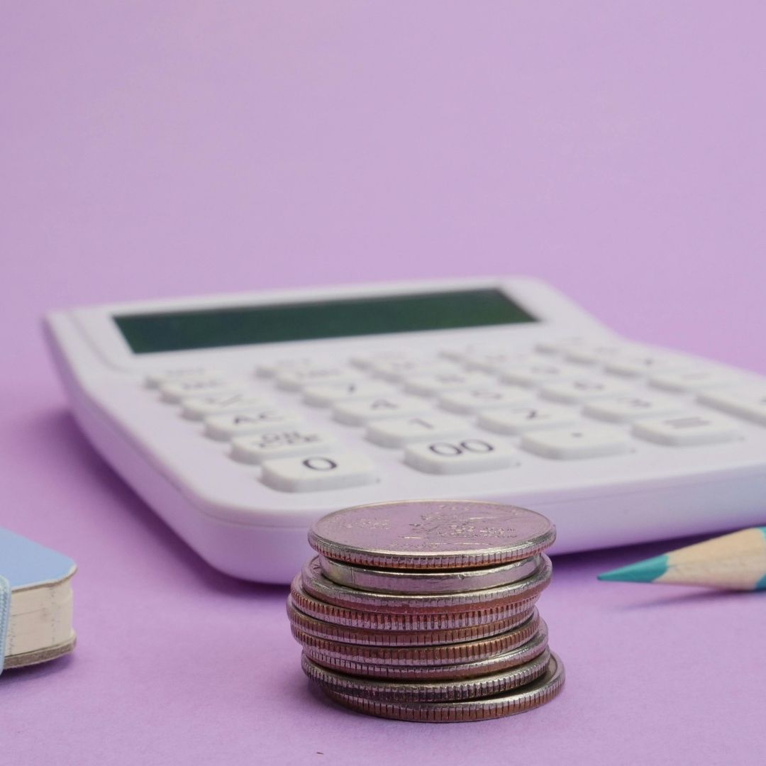 Calculadora, dinero, lápiz y libreta para finanzas personales