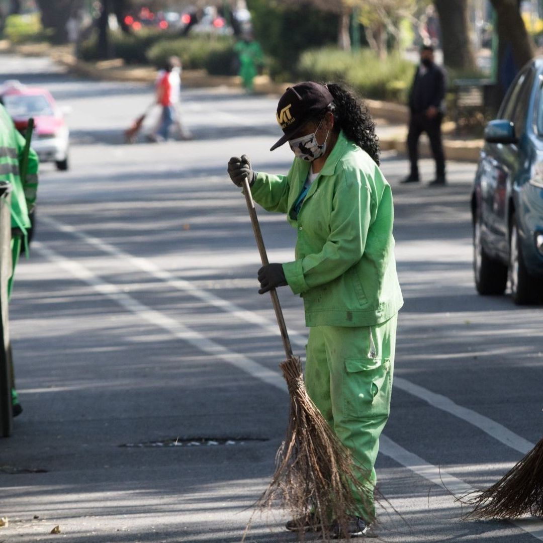 Hombre Balea a Trabajadores de Limpia Porque No Quisieron Llevarse su Basura