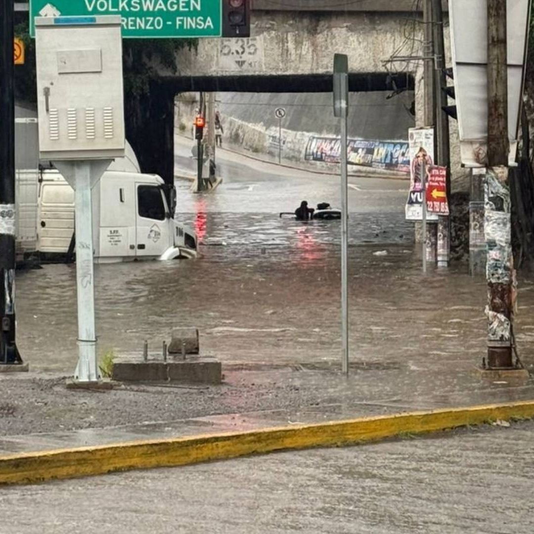 Automóvil y Tráiler Varados en Inundación Bajo Puente de Finsa Sanctorum Cuautlancingo Puebla