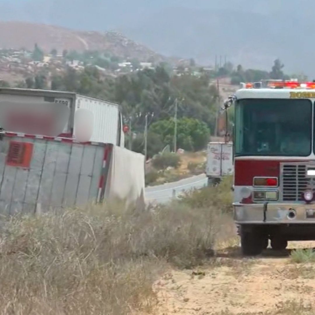 Tráiler Vuelca por Falla Mecánica en la Carretera a Tijuana; el Accidente Inició un Incendio