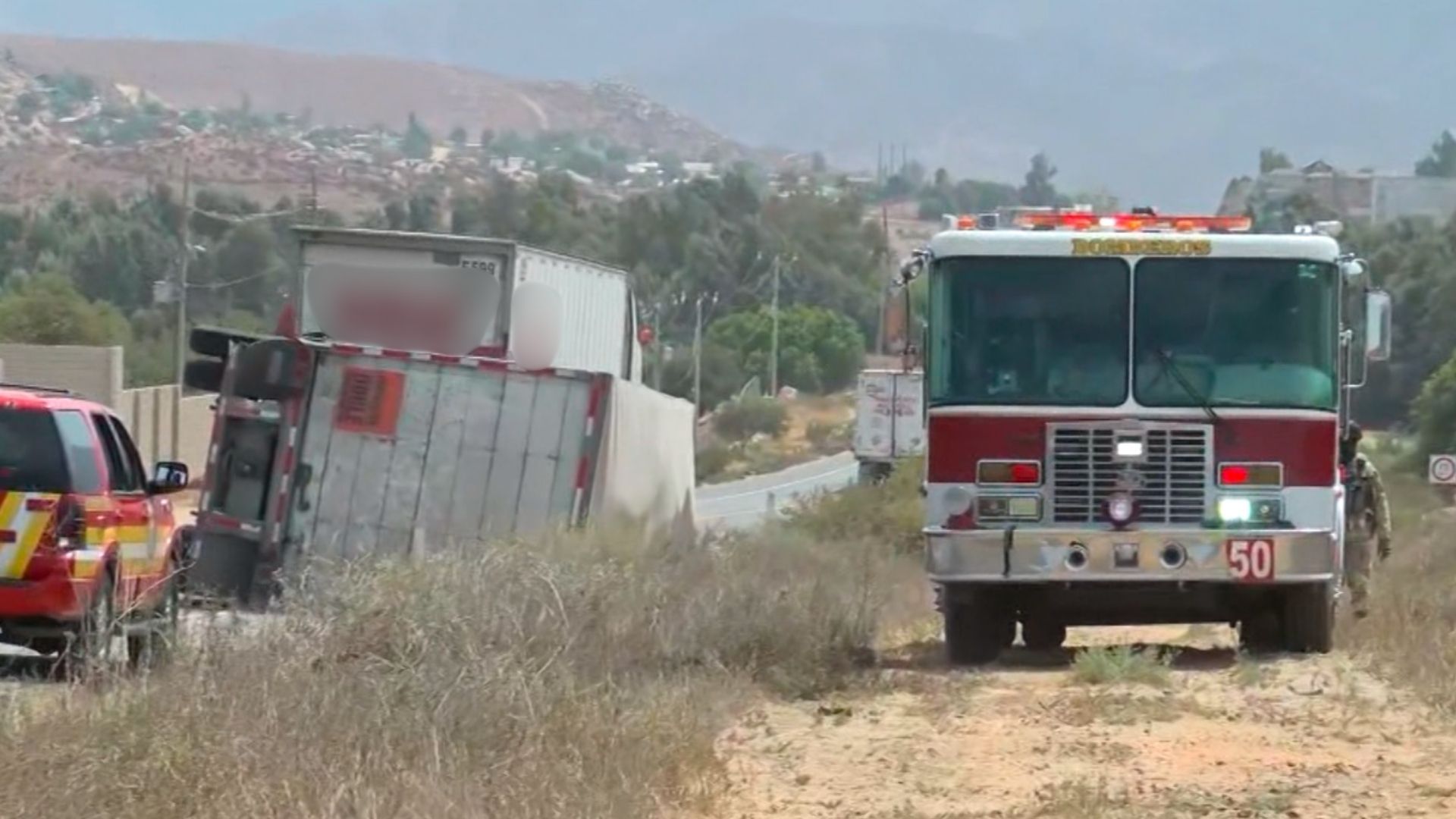 Tráiler Vuelca por Falla Mecánica en la Carretera a Tijuana; el Accidente Inició un Incendio