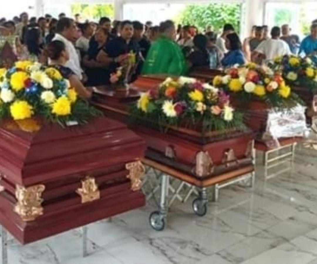 Michoacán: Sepultan a 8 Policías Comunitarios Asesinados en una Emboscada