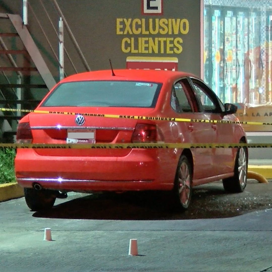 Atacan y matan a disparos a una pareja frente al Oxxo de Misiones de San Francisco, Puebla.