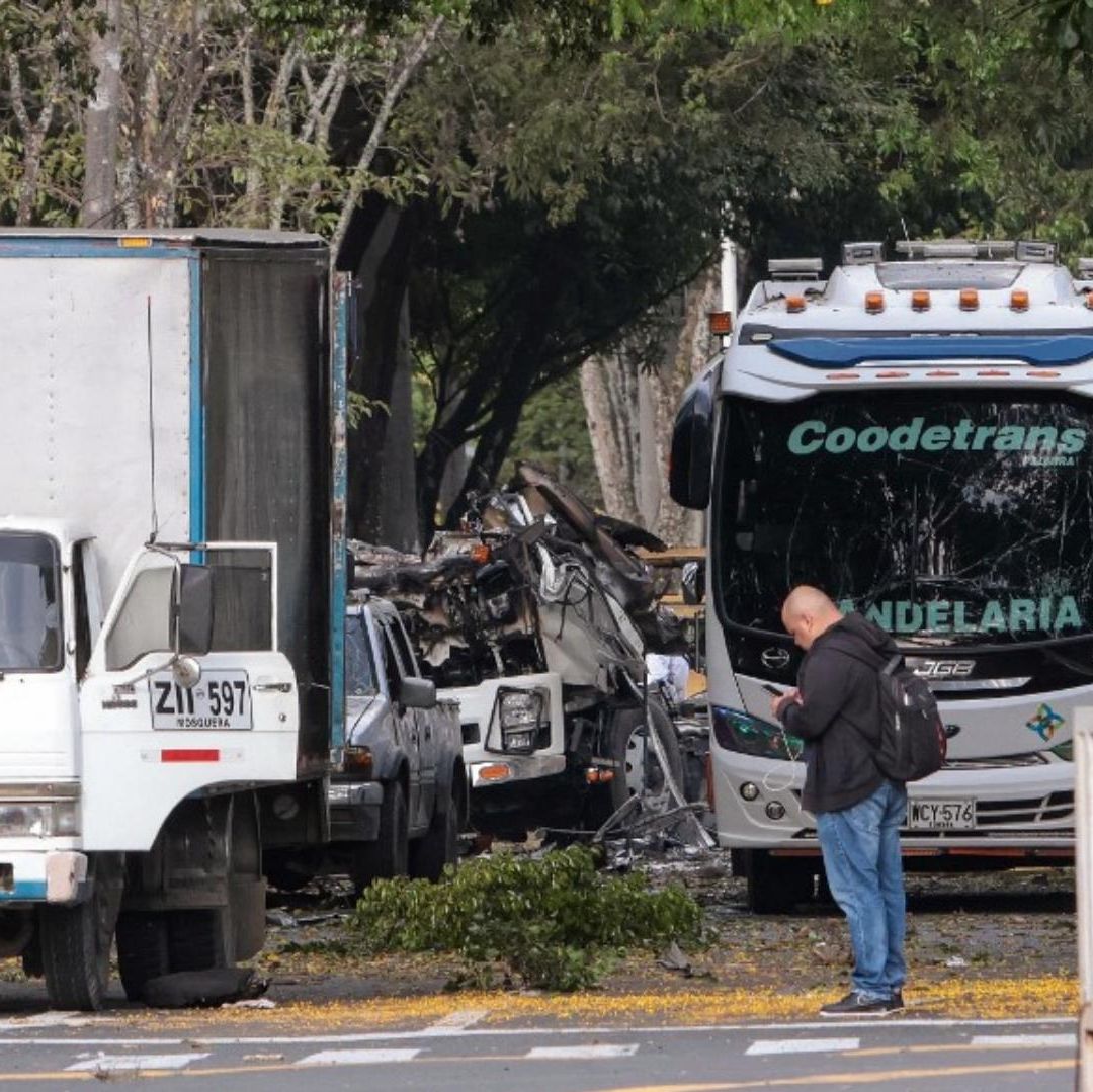 Atentado con Coche Bomba Frente a Base Militar de Colombia Deja Varios Muertos y Heridos