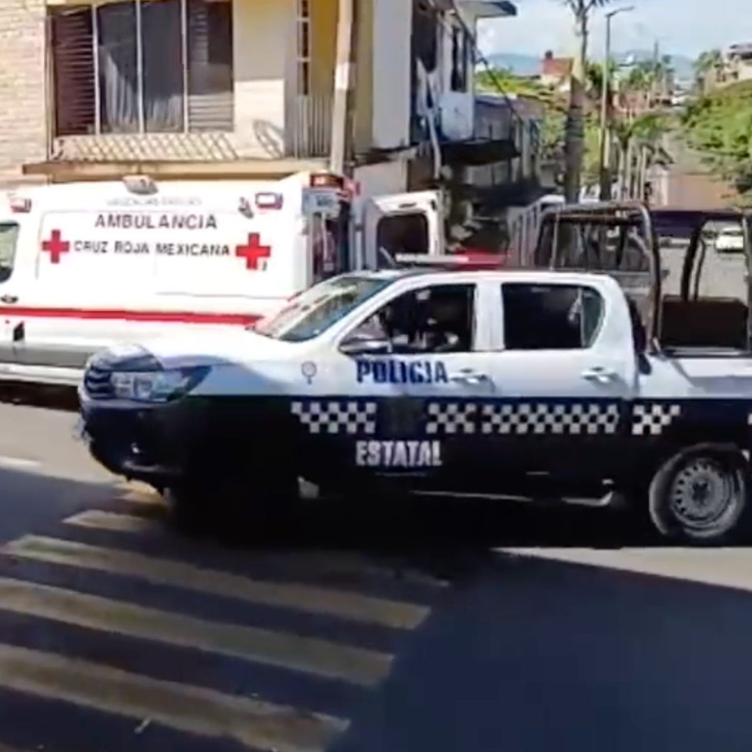 Vecinos al escuchar los gritos se acercaron y los agresores huyeron antes de consumar el asalto.