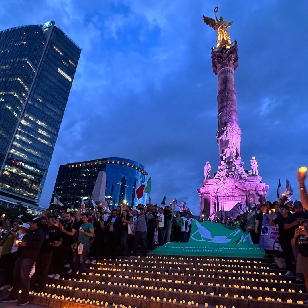 Trabajadores del Poder Judicial de la Federación (PJF) se congregaron en el Ángel de la Independencia para protestar de manera pacífica