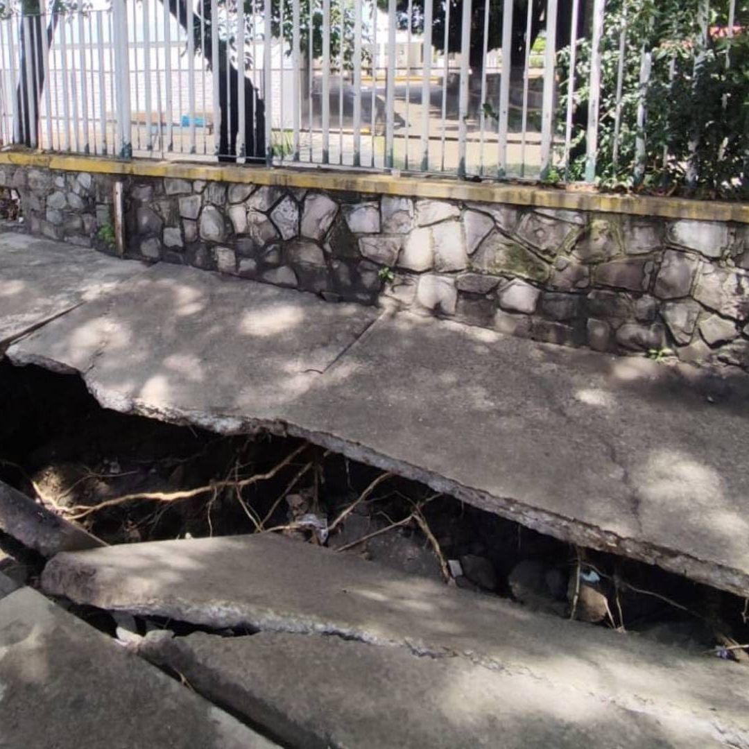 Hundimiento en Banqueta del Centro Escolar Niños Héroes de Chapultepec (CENHCH) por Lluvia en Puebla
