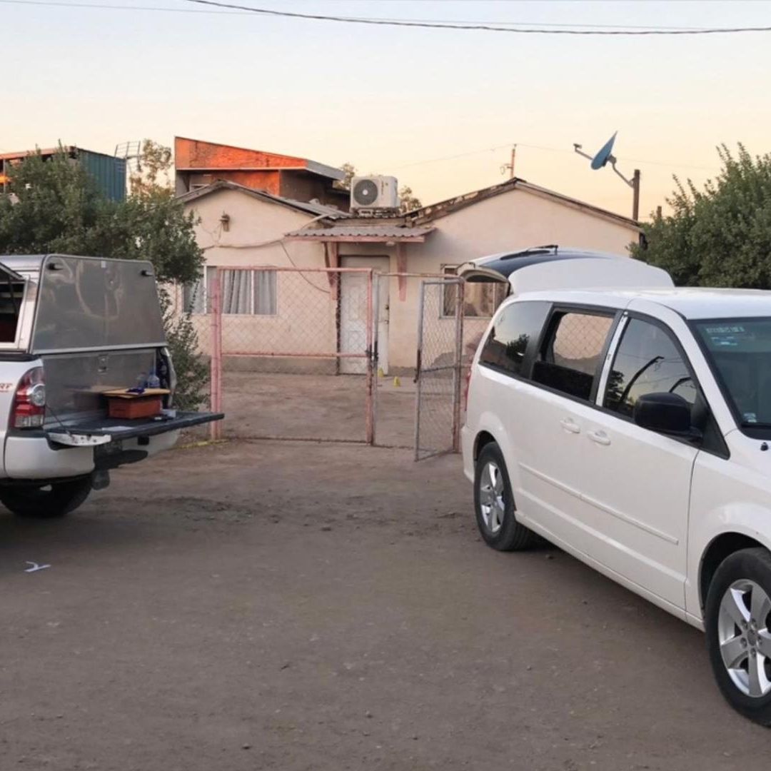 Hijo Entra a Casa de sus Padres y los Encuentra Muertos; Su Hermano Huye con un Cuchillo