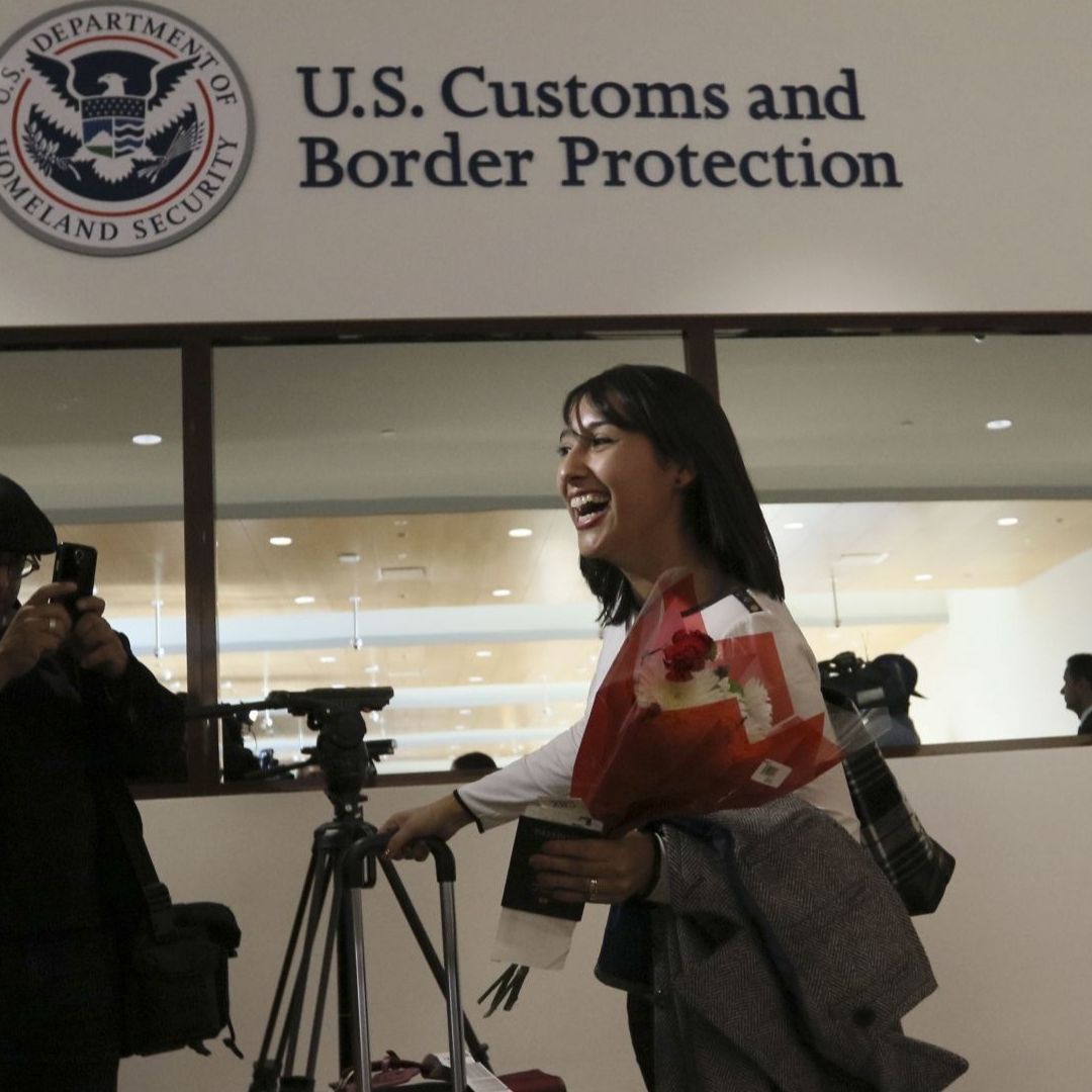 Persona con una visa cruza el puente fronterizo en Tijuana