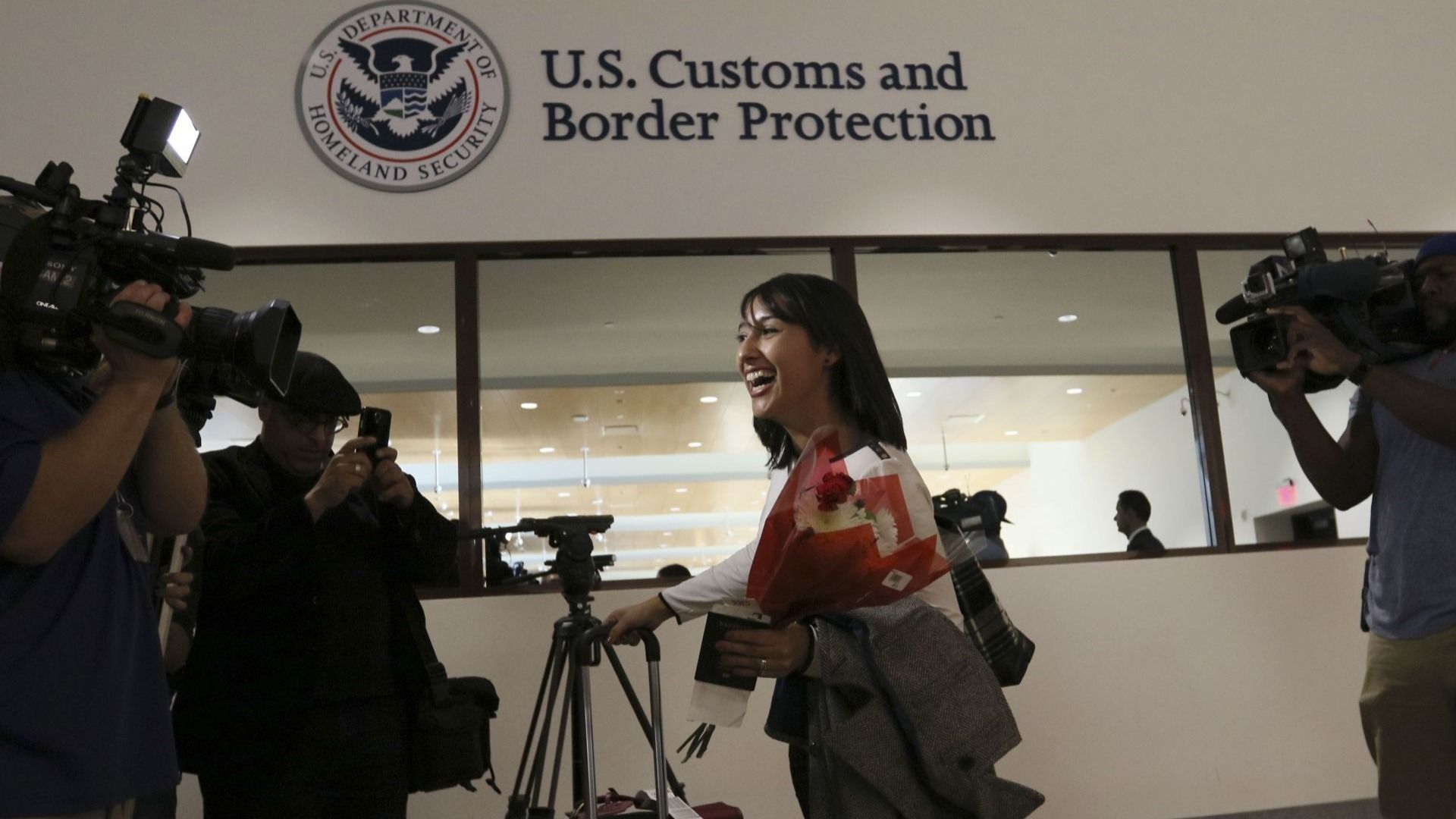 Persona con una visa cruza el puente fronterizo en Tijuana