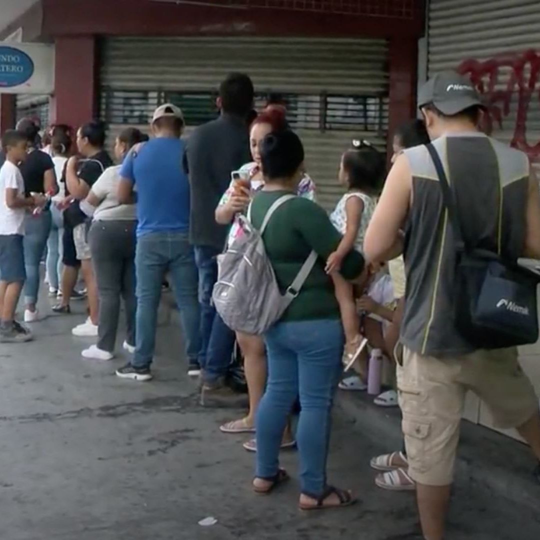 Largas filas para compra de uniformes.
