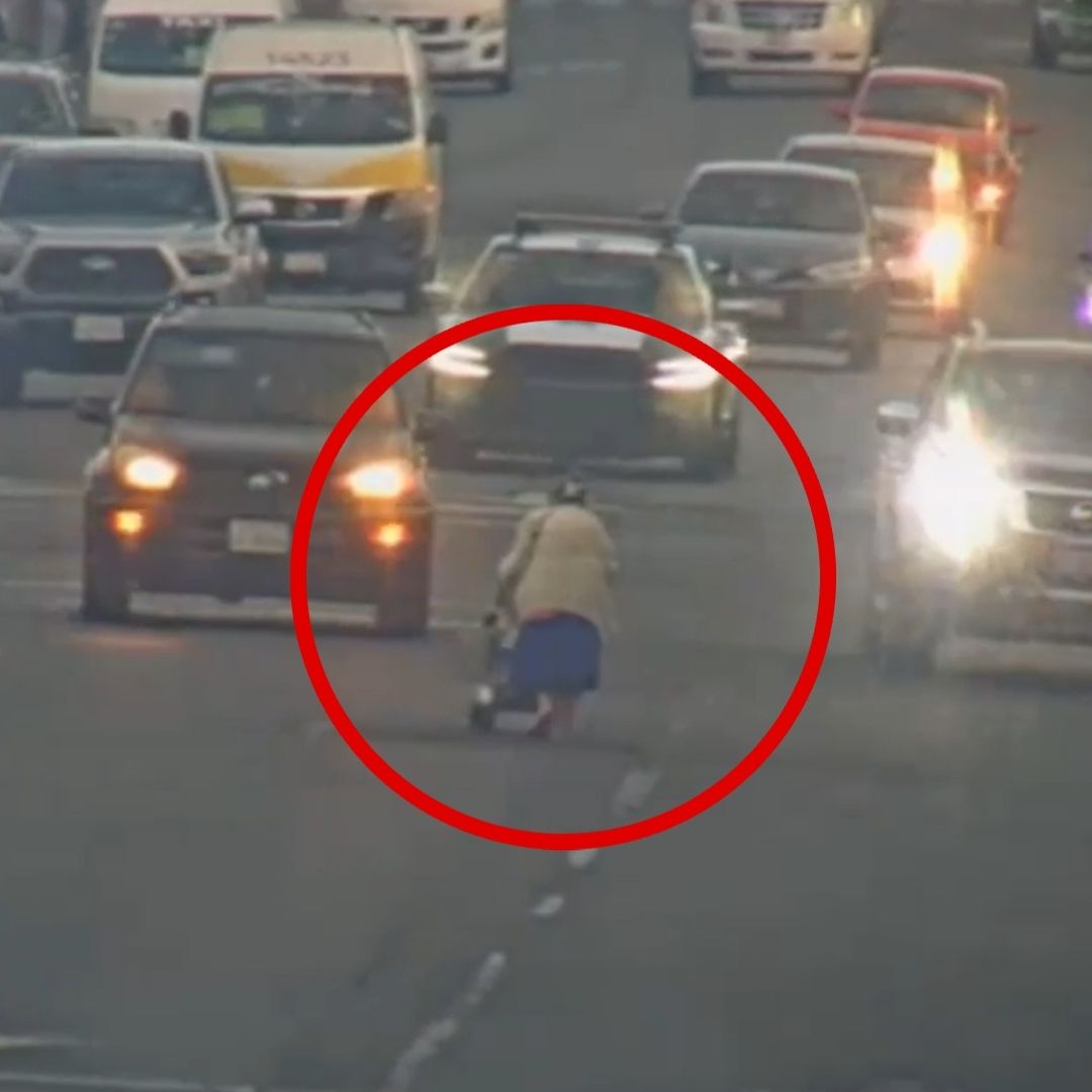 Policías Auxilian a Mujer de la Tercera Edad que Caminaba entre Carril de Circulación