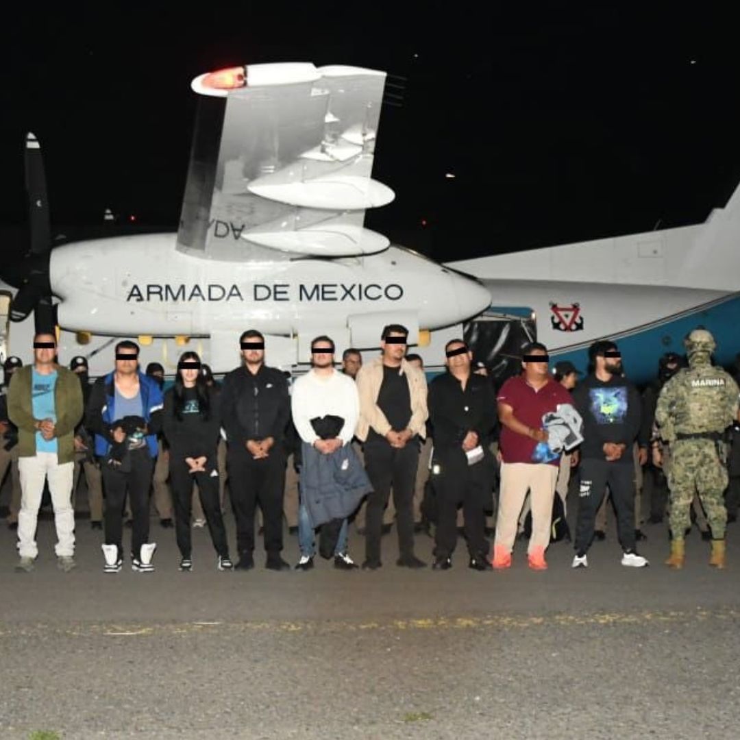 Personas detenidas junto a elementos de las Fuerzas Armadas