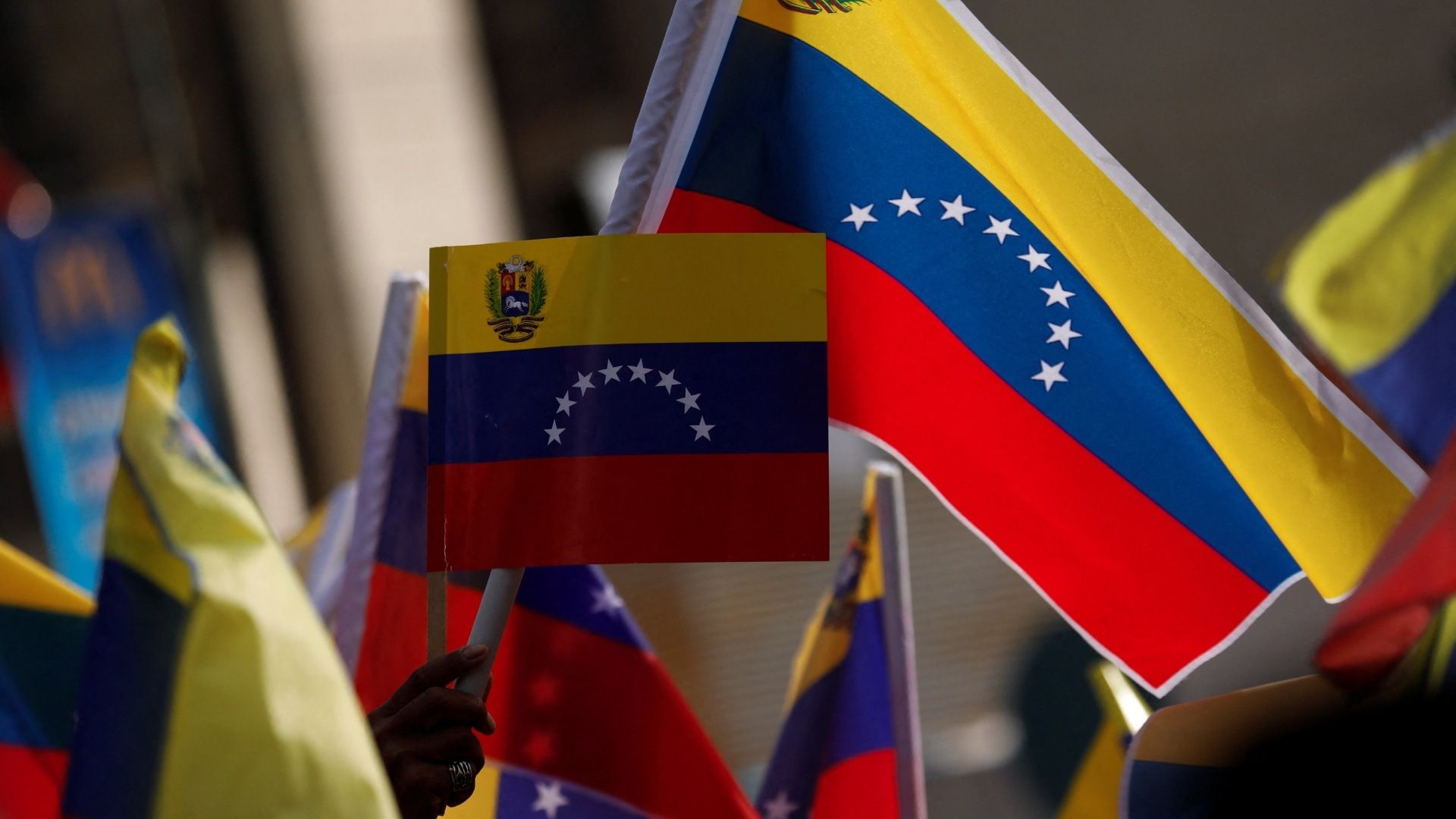 Banderas de Venezuela son ondeadas