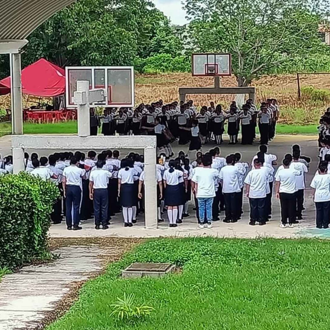 Alumnas Se Desmayan Durante Honores a la Bandera por Tomar Medicamento Controlado