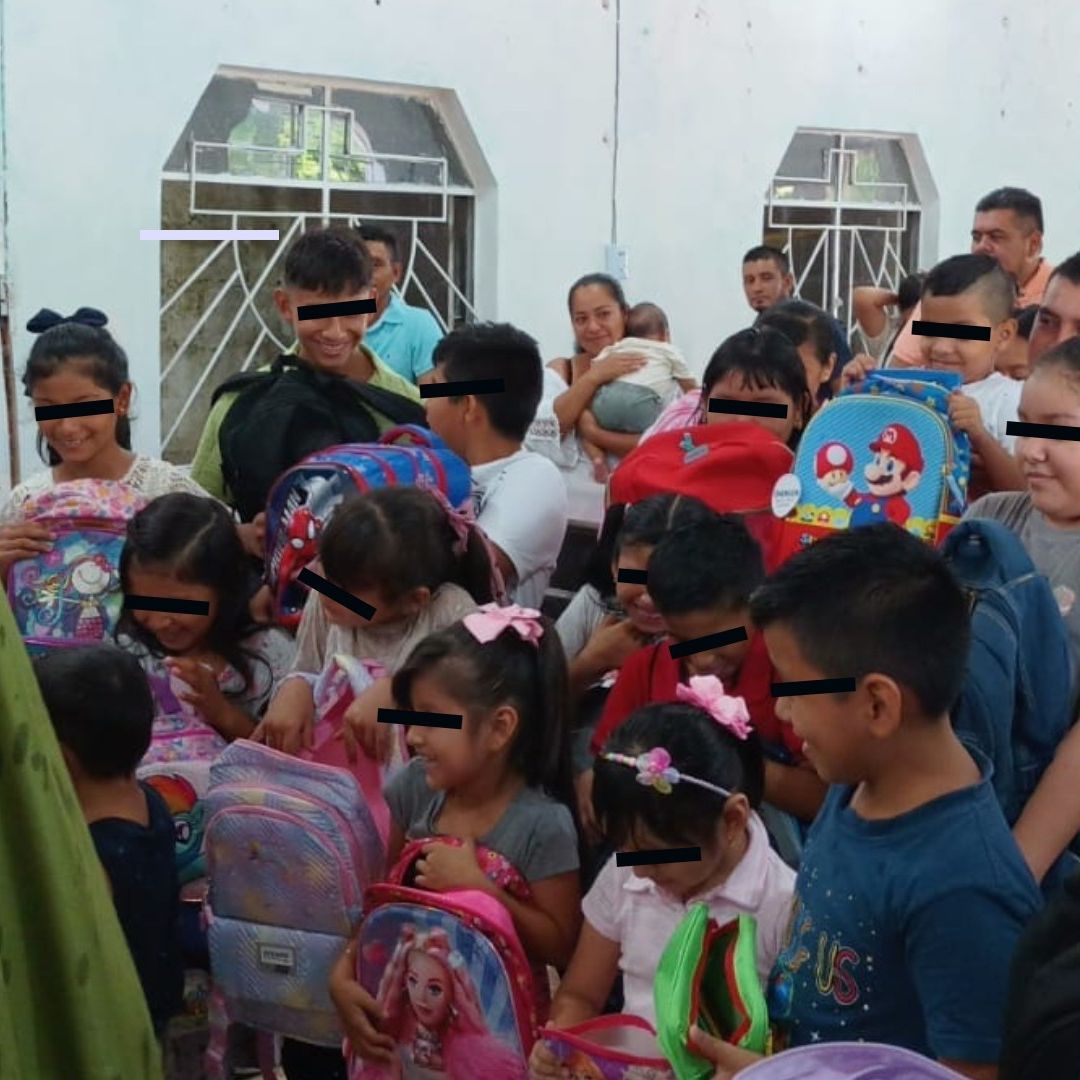 Estudiantes Acuden a Bendecir sus Útiles y Mochilas para el Regreso a Clases