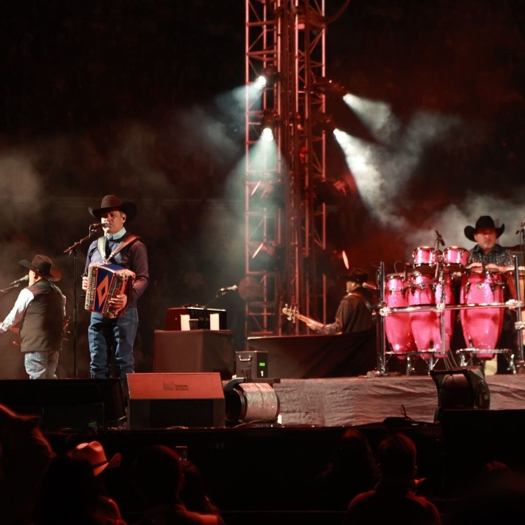integrantes de Grupo Intocable en el escenario
