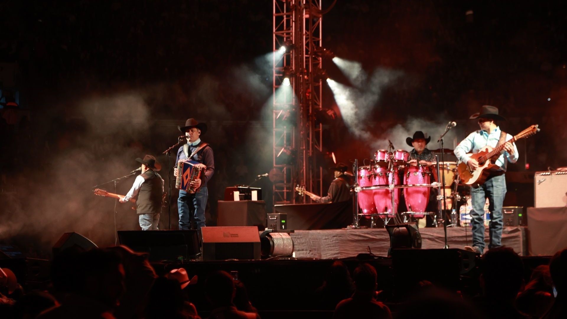 integrantes de Grupo Intocable en el escenario