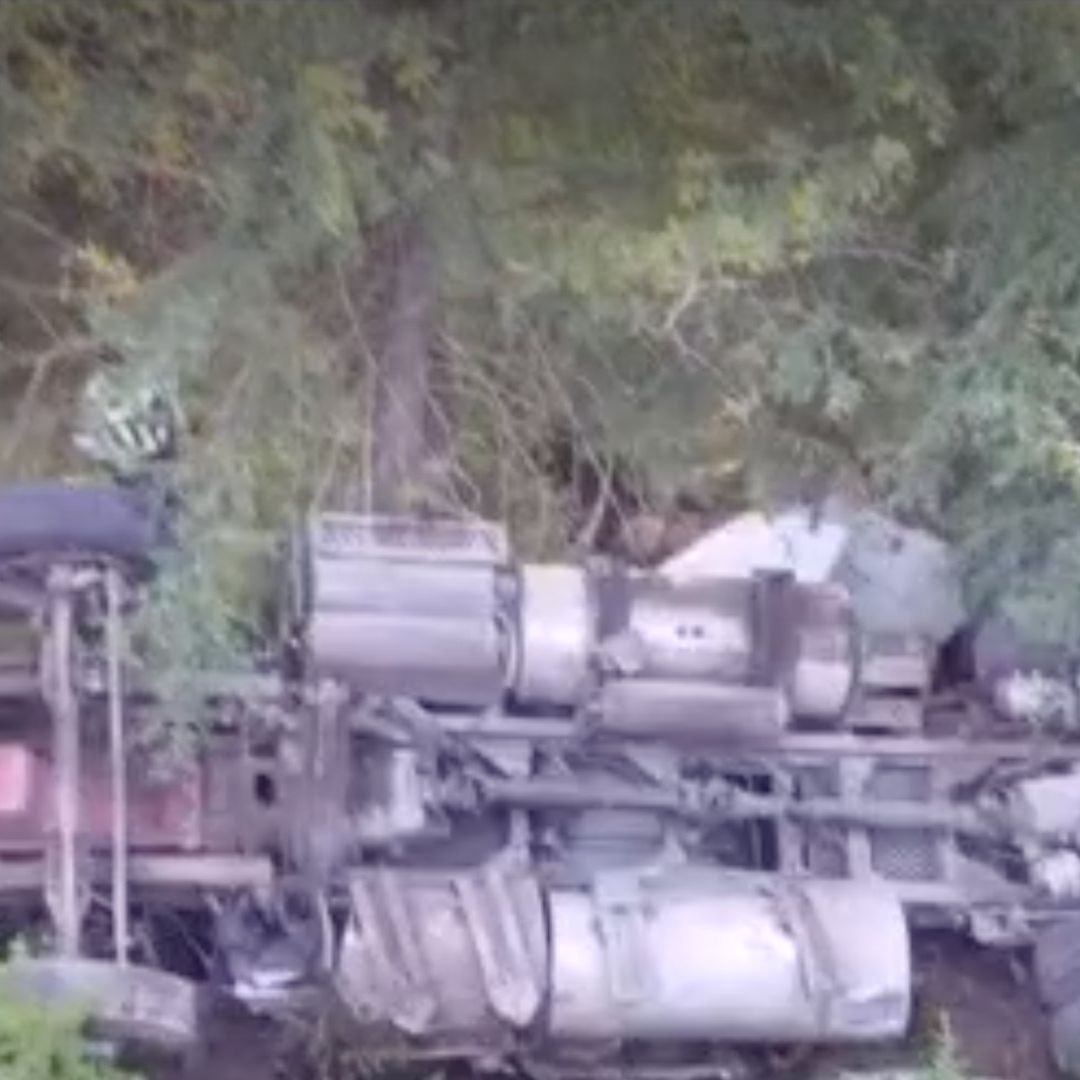 El tráiler salió de la carpeta asfáltica y terminó en un barranco