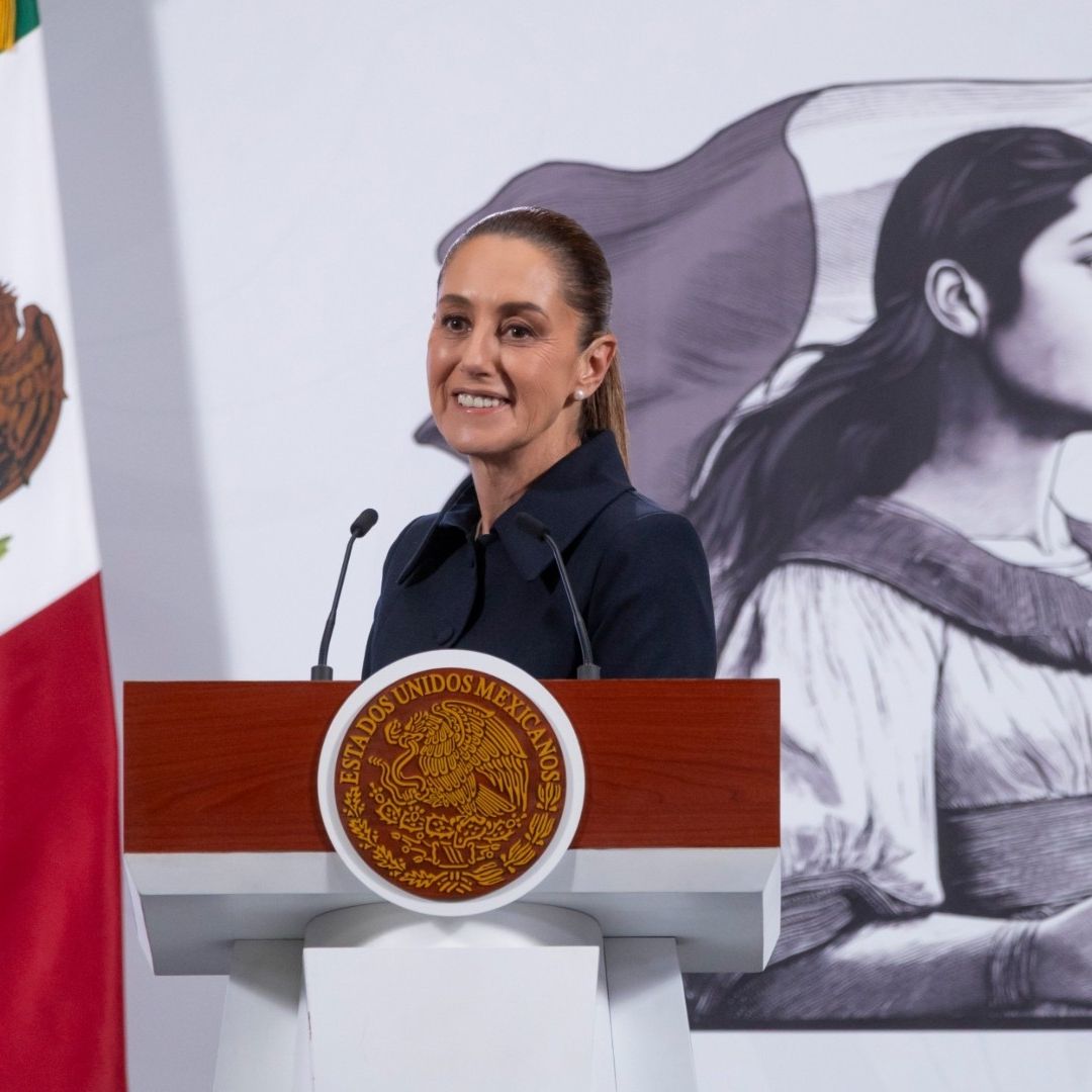 Claudia Sheinbaum sonríe durante conferencia de prensa