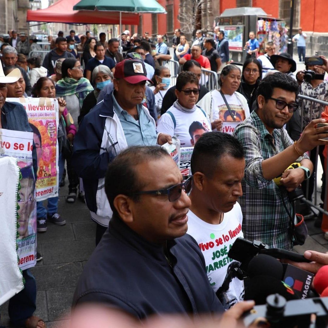 Vidulfo Rosales, abogado de las madres y padres de los 43 normalistas desaparecidos de Ayotzinapa, habla con los medios al término de la reunión con AMLO, 27 de agosto de 2024. Foto: Cuartoscuro