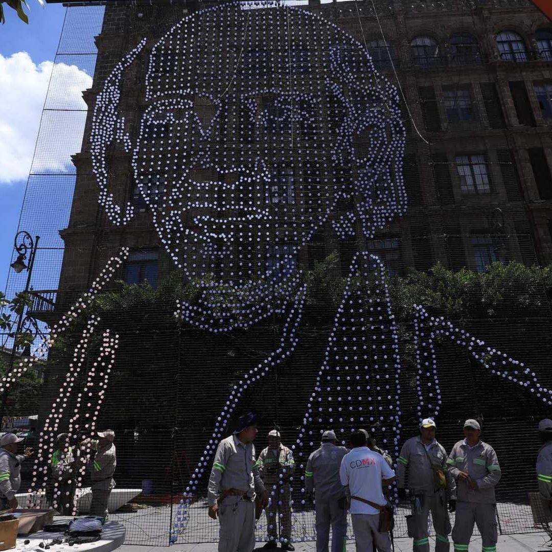 Comienza la instalación del alumbrado decorativo por la Independencia, en el Zócalo
