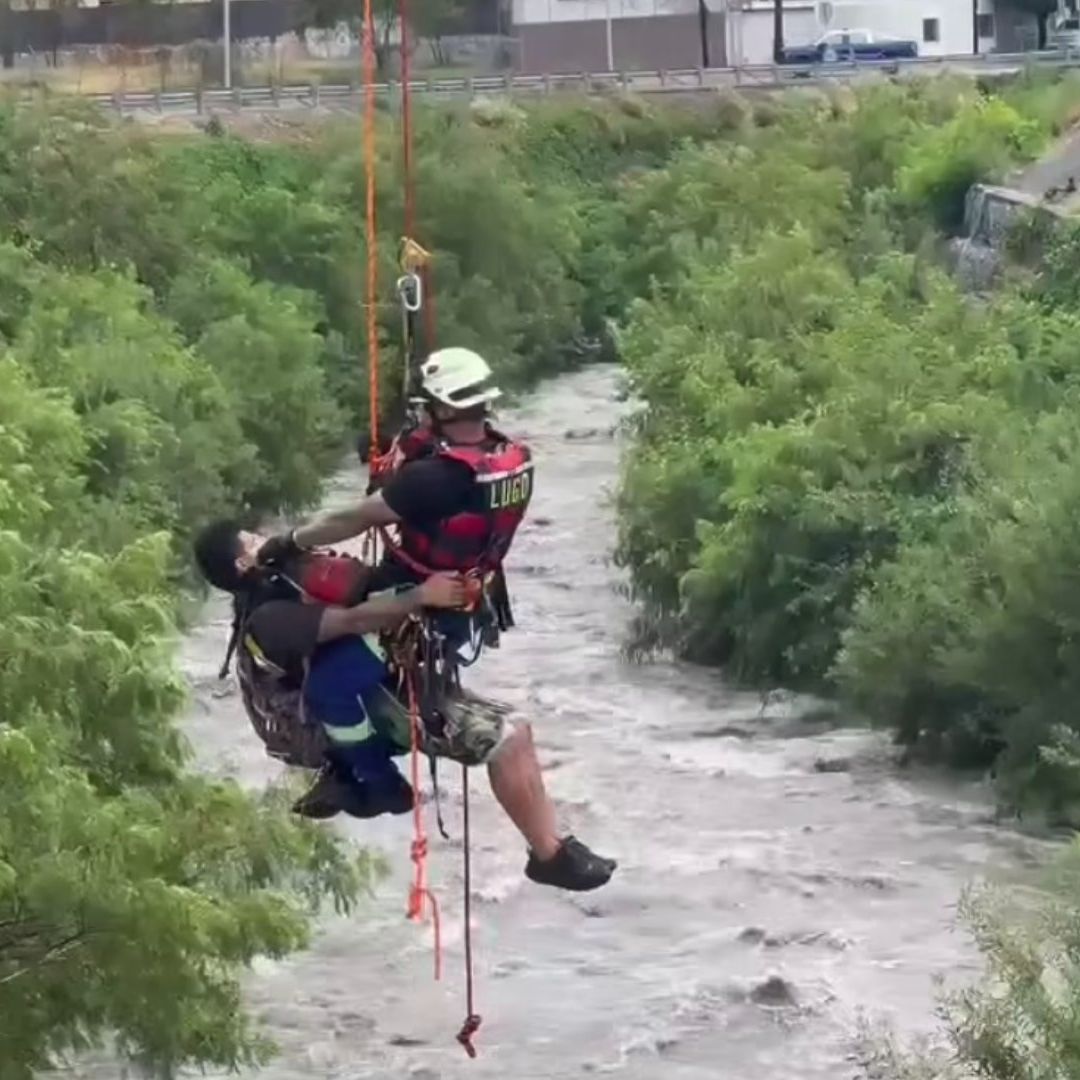 Rescatan a Varias Personas en Monterrey por Crecida de Río y Arroyos Debido a las Lluvias