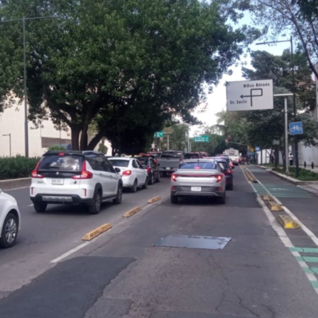 Carros en medio del tráfico.