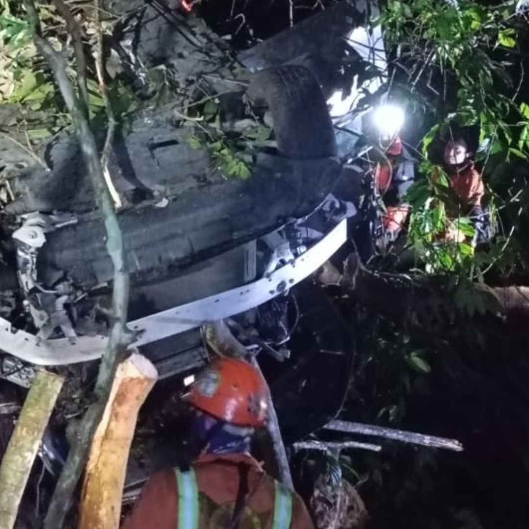 Auto cae a barranco y muere conductor en Xalapa