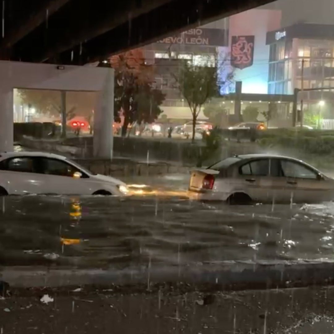 Autos varados en la rotonda de la avenida Ruiz Cortines y la avenida Gonzalitos en Monterrey