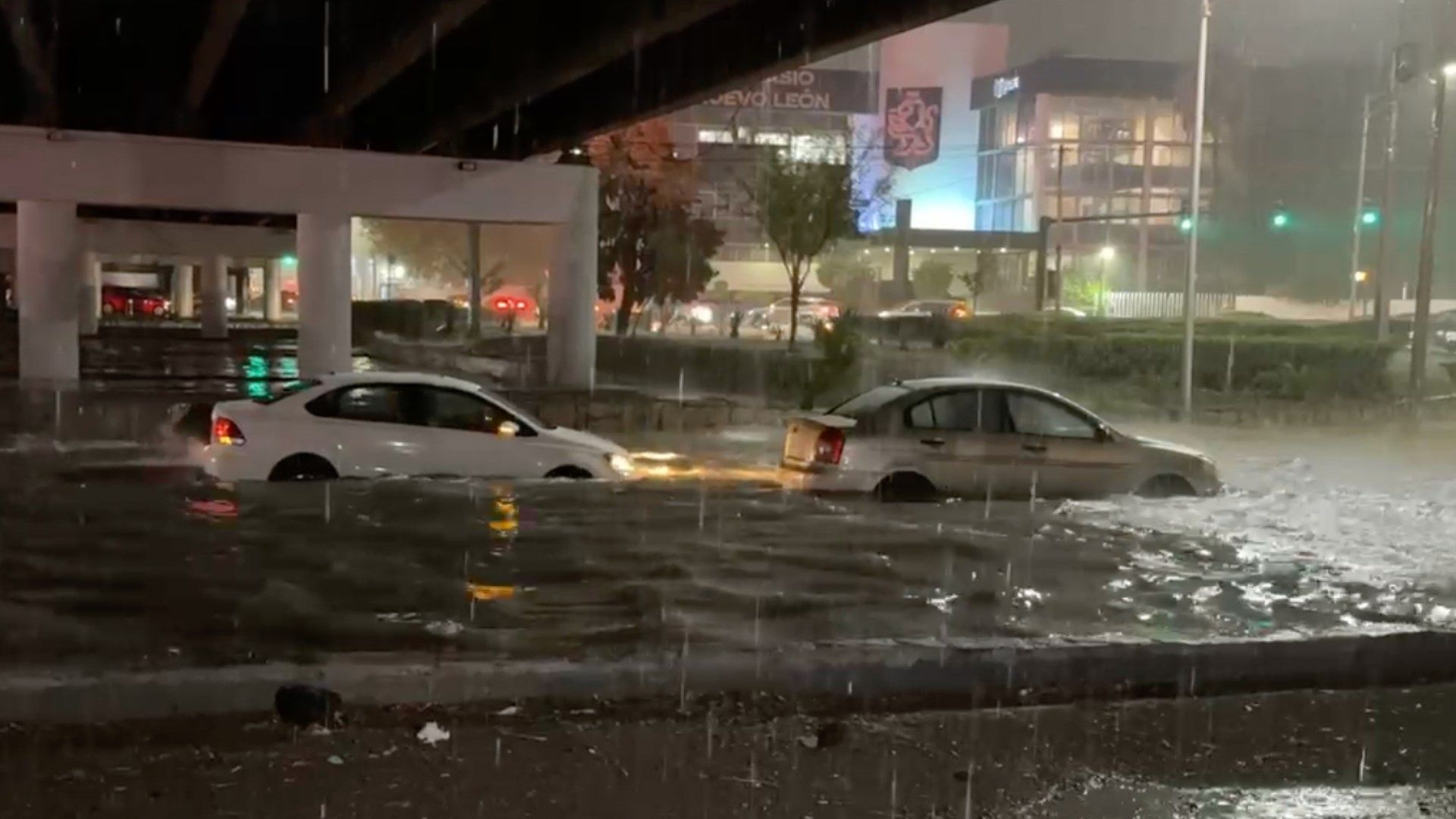 Autos varados en la rotonda de la avenida Ruiz Cortines y la avenida Gonzalitos en Monterrey