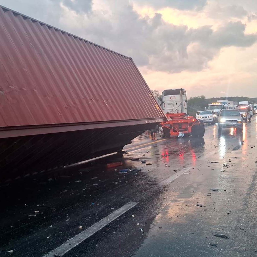 Choque Entre Tráileres Mantiene Cerrada Carretera de Tamaulipas