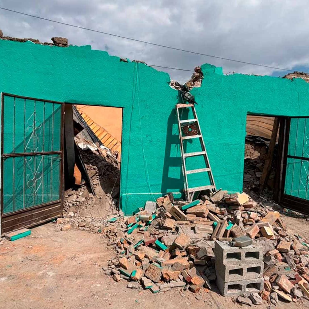 Hombre Queda Atrapado Entre los Escombros por Colapso del Techo de una Casa en San Pedro, Coahuila