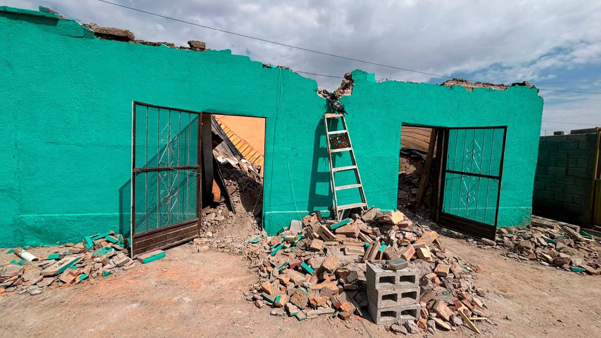 Hombre Queda Atrapado Entre los Escombros por Colapso del Techo de una Casa en San Pedro, Coahuila