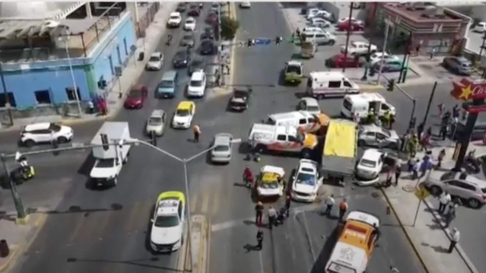 Camión Se Queda sin Frenos e Impacta 8 Carros en Monterrey; Hay Varios ...
