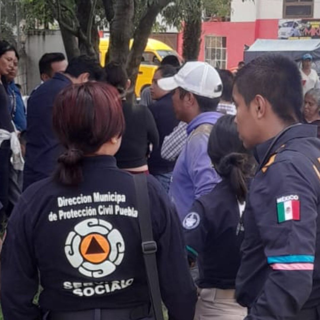 Choque de transporte escolar deja a ocho estudiantes de primaria lesionados en Puebla.