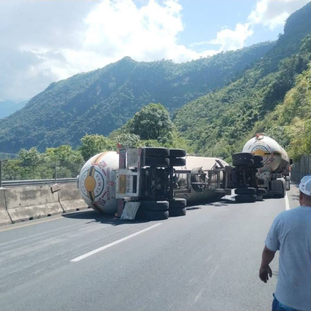 Cierre Total en Autopista Tulancingo Tihuatlán México Tuxpan por Volcadura de Pipa en Puebla