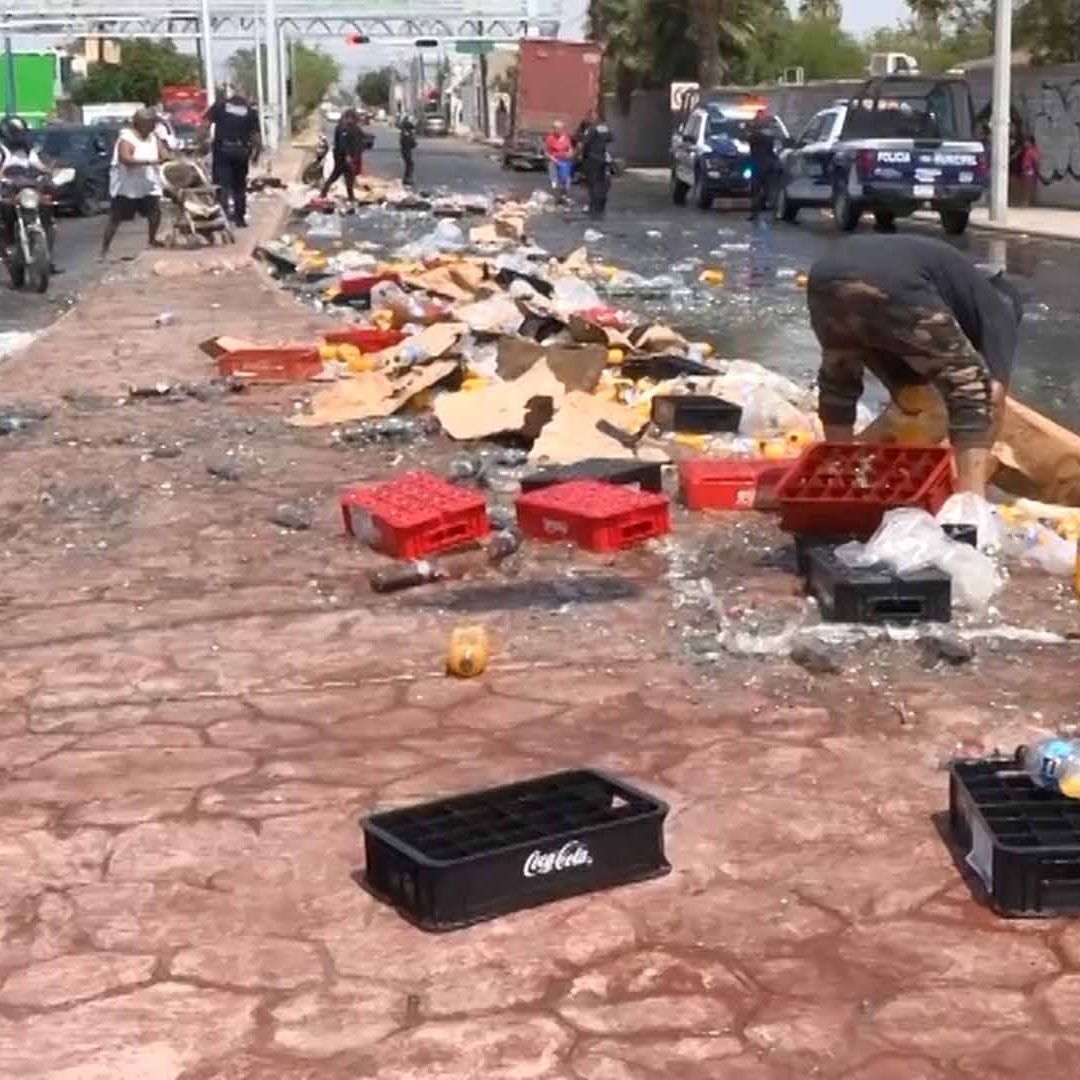 Vecinos Realizan Rapiña de Jugos y Refrescos tras Accidente de Tráiler en Torreón