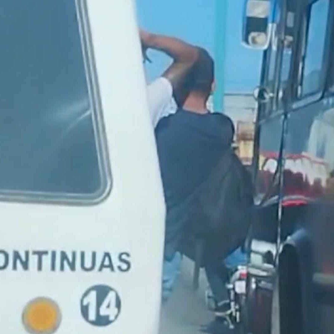 Sorprende Joven Viajando Colgado de Microbús Lleno en Tampico
