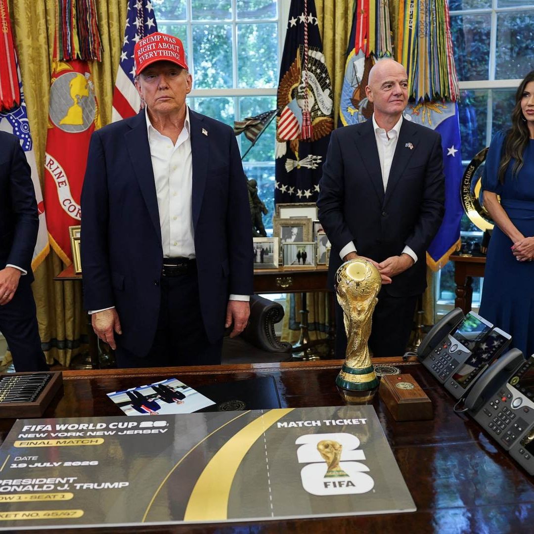 Trump con la Copa del Mundial 2026 en la Oficina Oval
