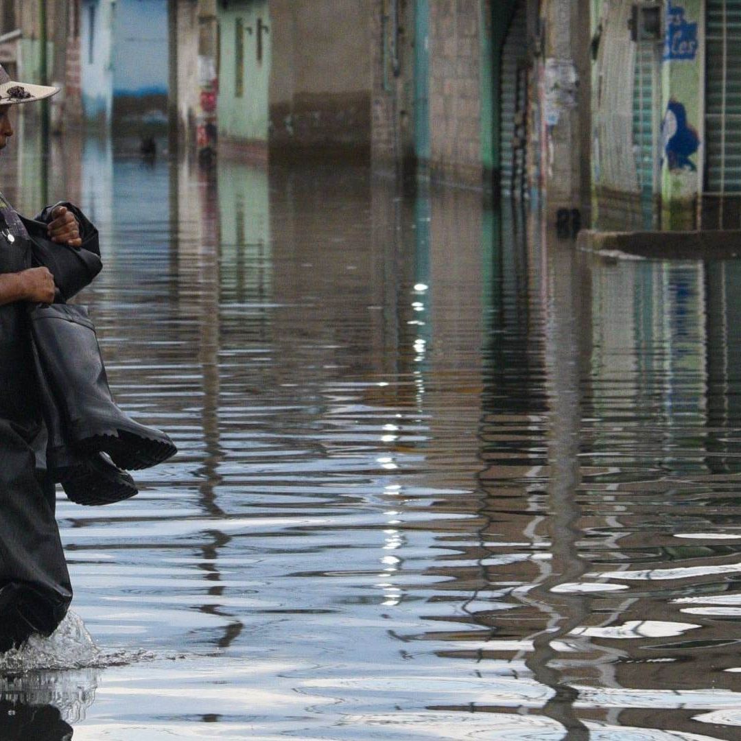Habitantes afectados por inundaciones de aguas negras en Chalco, Edomex