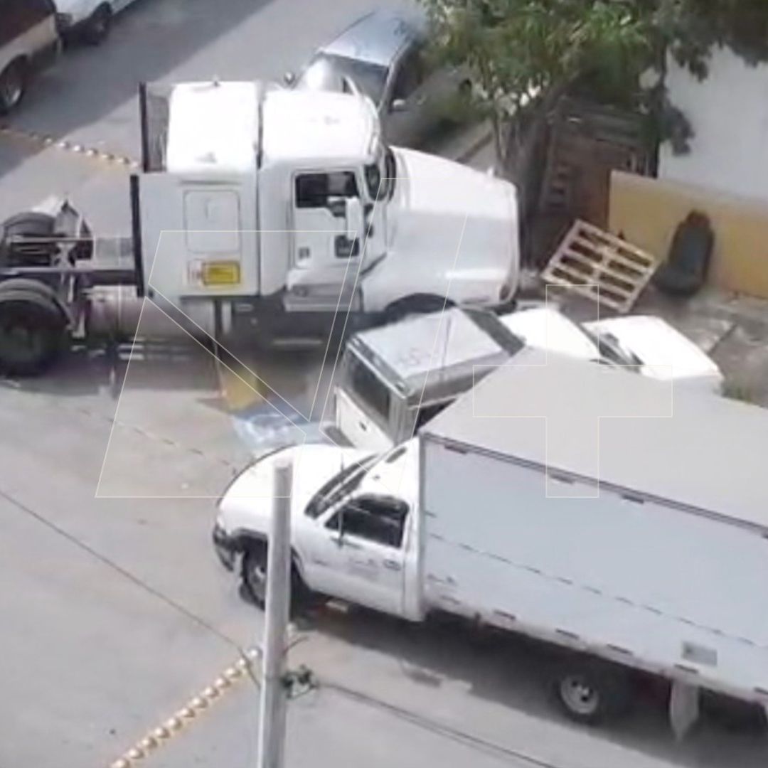 Trailer choca con vivienda tras ataque a balazos en fraccionamiento Privadas del Rey II