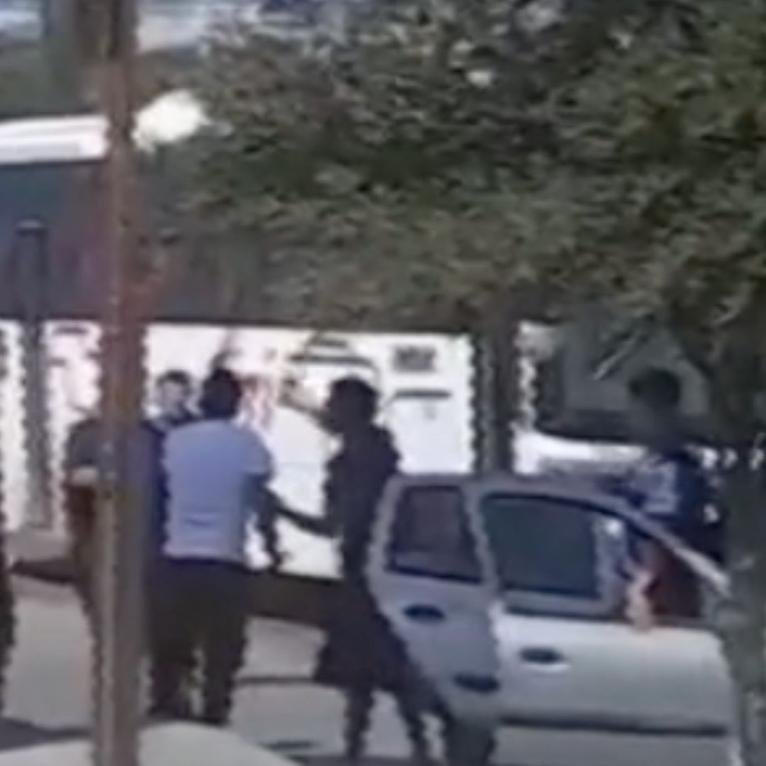 Tras calentarse los ánimos un hombre decide ir a su vehículo y sacar un machete.
