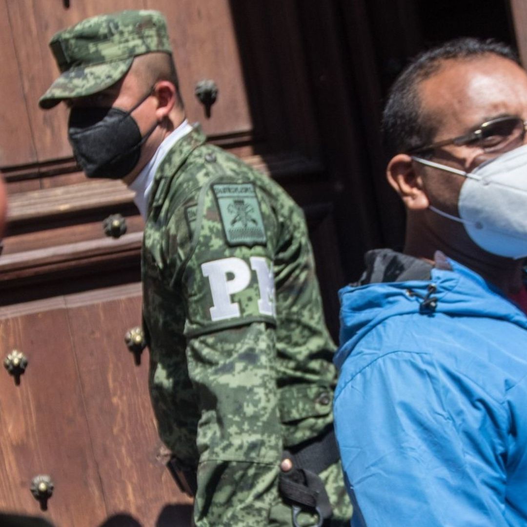 Vidulfo Rosales junto afuera de Palacio Nacional, junto a elemento del Ejército