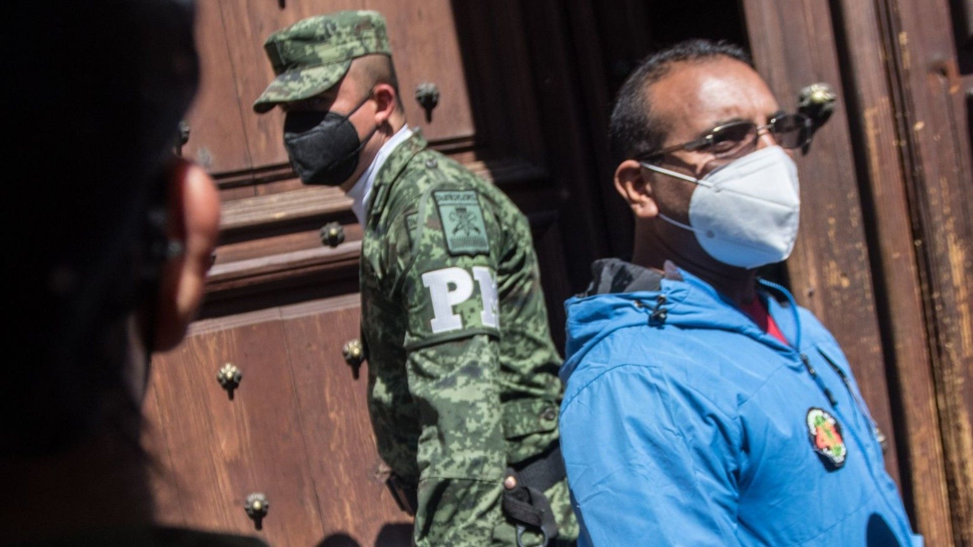 Vidulfo Rosales junto afuera de Palacio Nacional, junto a elemento del Ejército