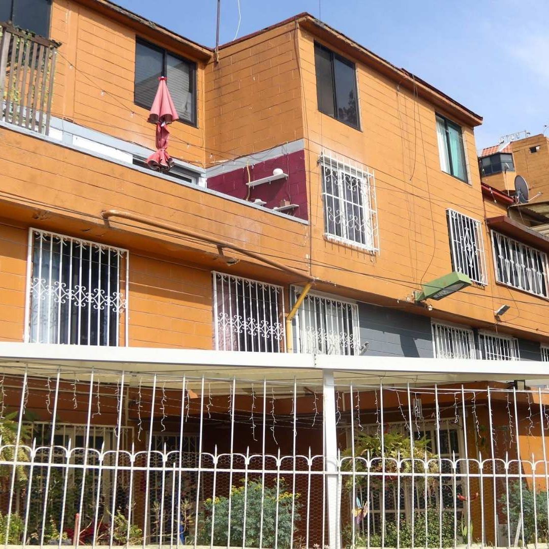 Una casa de dos pisos de color naranja.