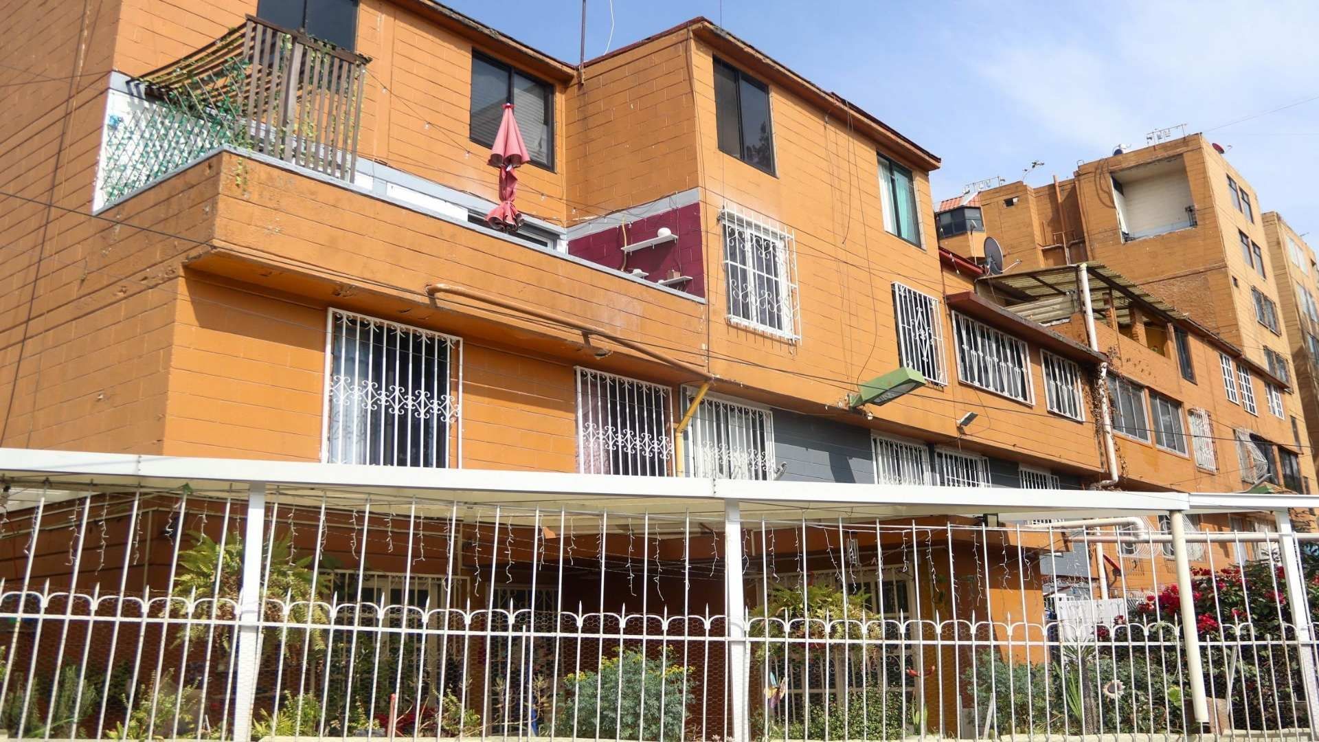 Una casa de dos pisos de color naranja.