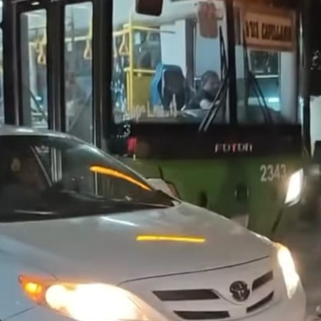 Alumna obstruye paso de camión en Ciudad Universitaria