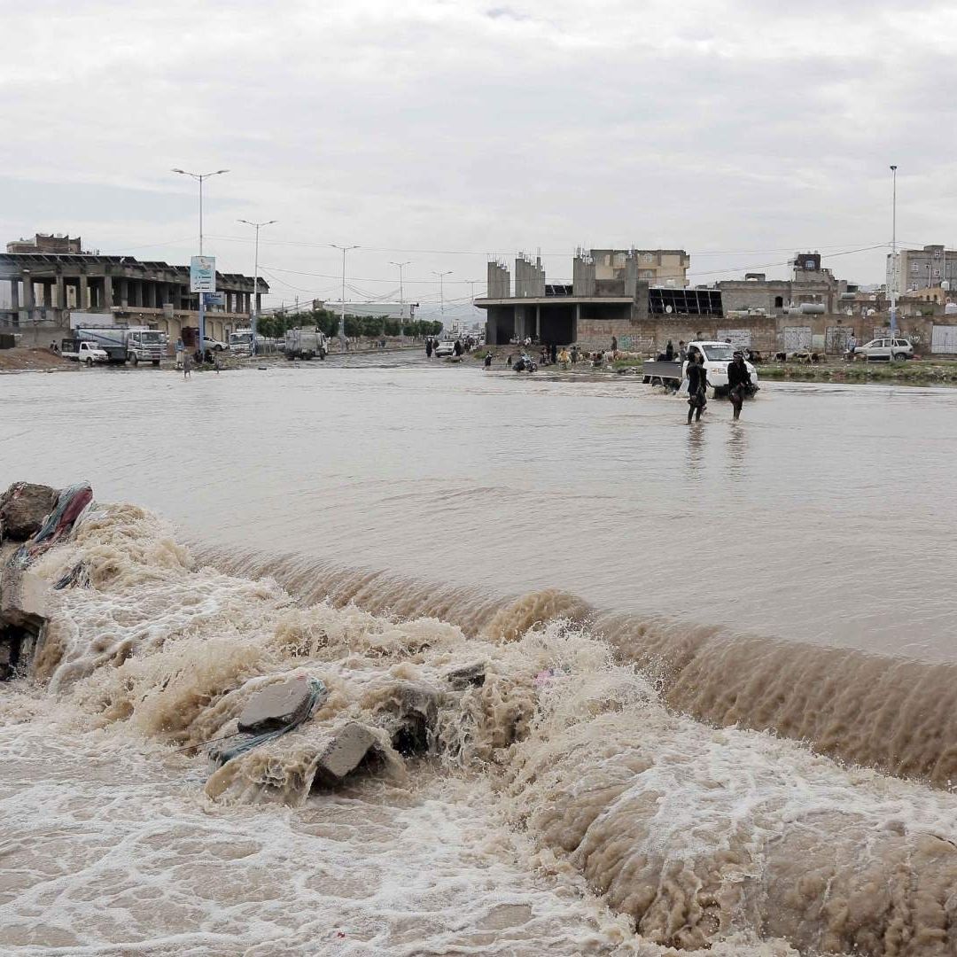 Inundación en las calles y callejones causadas por las fuertes lluvias en Sanaa, Yemen.