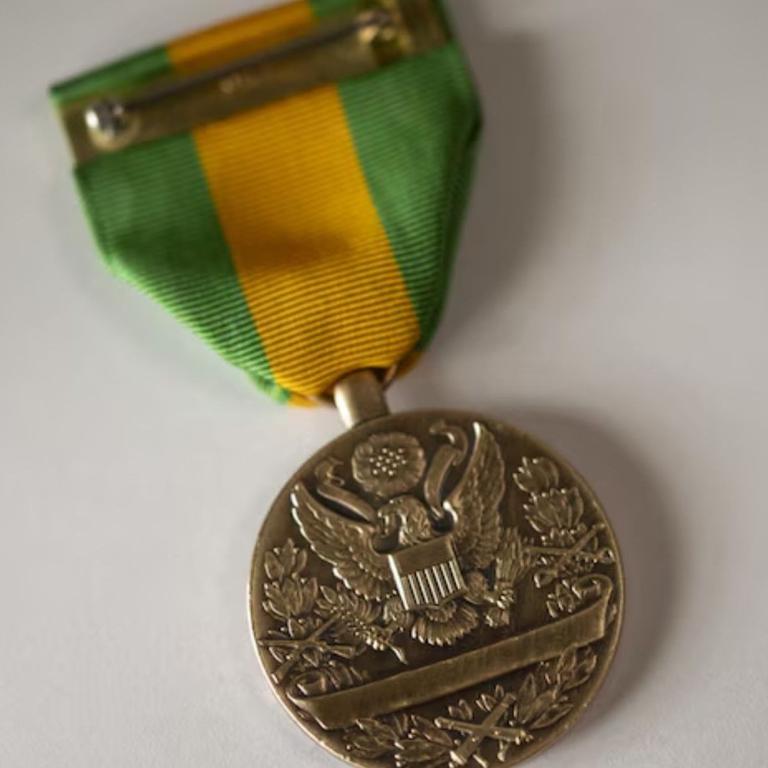 El Instituto de Heráldica del Ejército de Estados Unidos expeditará la adquisición de las medallas.